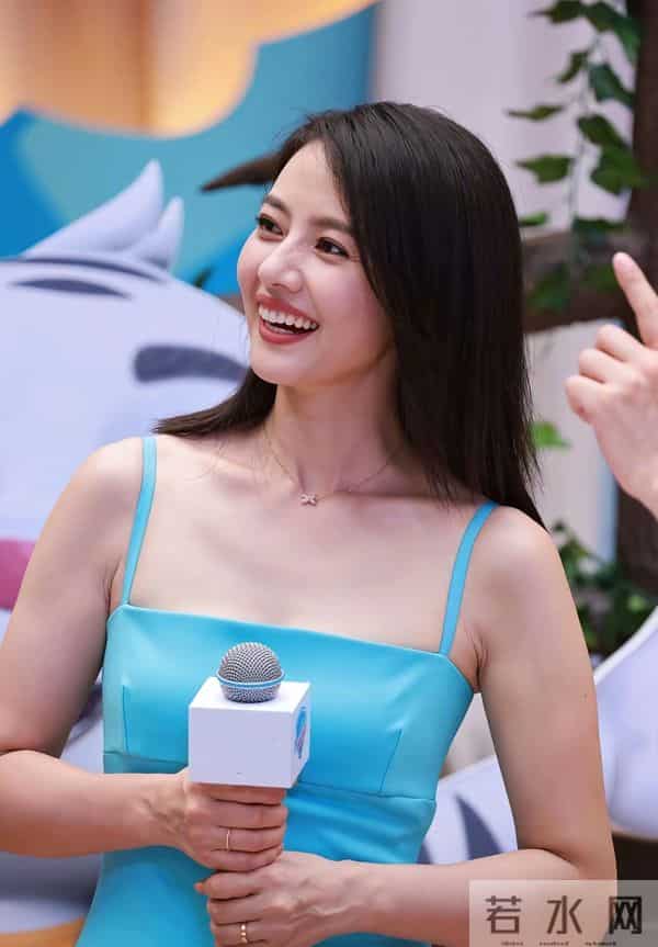 高圆圆 浅笑回眸美炸！湖蓝吊带裙，优雅且清爽！