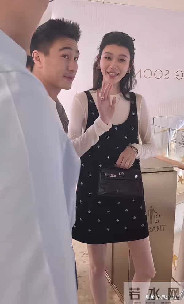 65岁梁安琪带奚梦瑶逛奢店,不敢上扶梯想走没成功,何猷君显尴尬