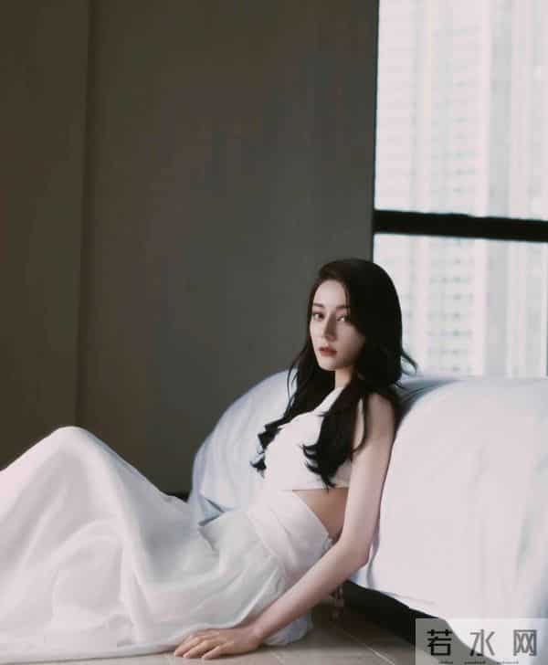 迪丽热巴 露背裙