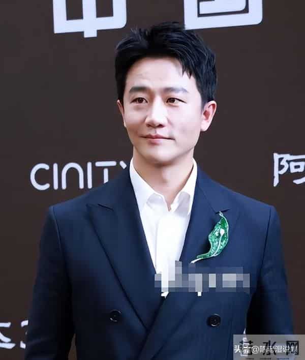 红毯成"照妖镜"!章子怡假发尴尬,孙俪深V险走光,黄轩没存在感