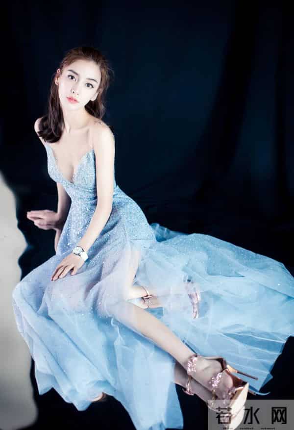 Angelababy纯欲氛围感拉满,美腿线条惊艳