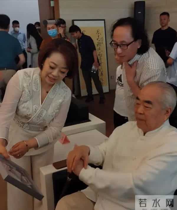 87岁范曾老来得子!发文与女儿继子断亲,亿万身家交现任妻子打理