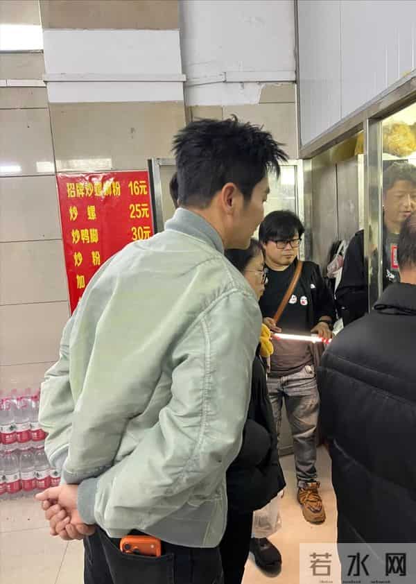 柳州偶遇李晨穿浅绿色棒球衫排队买螺蛳粉！