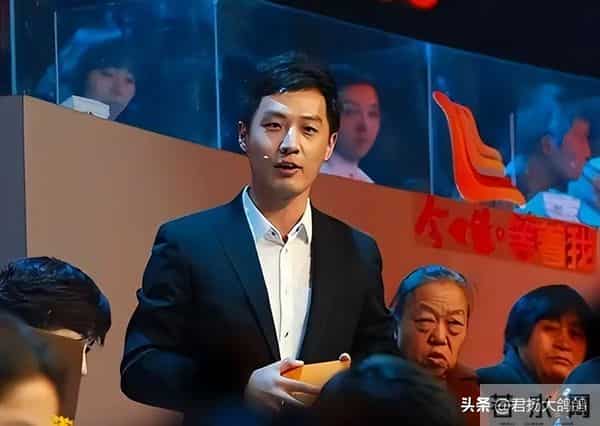 他是央视“学历最高”男主持，倪萍的接班人，娶演员妻子很幸福