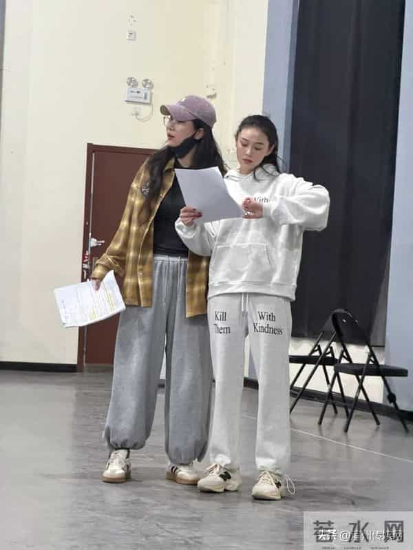 女演员张馨予上课开小差,偷画老师被抓包!事后称“有认真在听课”