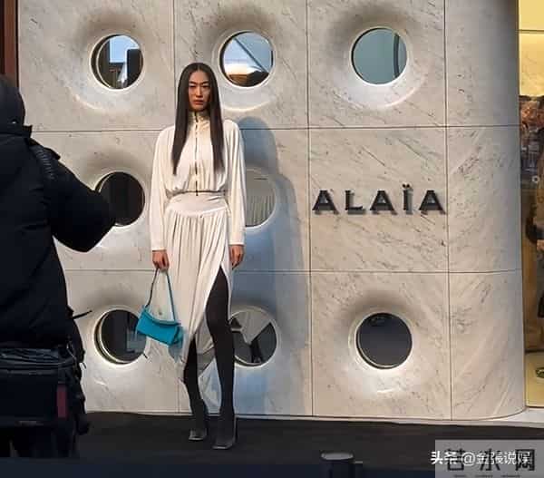 北京酒会太真实，吉娜"假胸"尴尬，娜然脸肿胀，秦舒培一脸男相