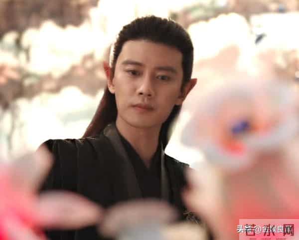 任嘉伦新剧上线就翻车,全程皱眉一星二星满屏飘,男配反倒成亮点