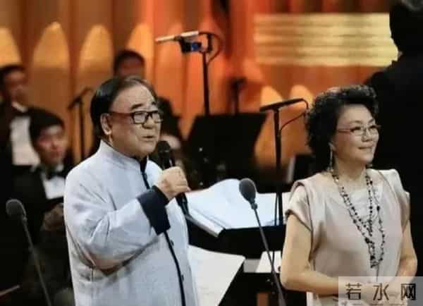 嫁大自己18岁的音乐家，丈夫葬礼却没有露面，如今儿子成她的骄傲