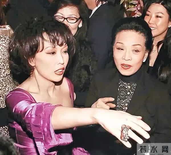 放弃数百亿遗产继承权，带着女儿远遁美国，如今才知道她有多清醒