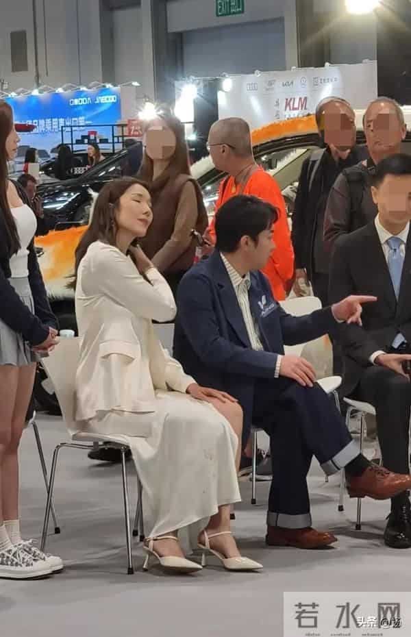 45岁王祖蓝和老婆现身香港，李亚男身材高挑美腿修长，打扮时尚！