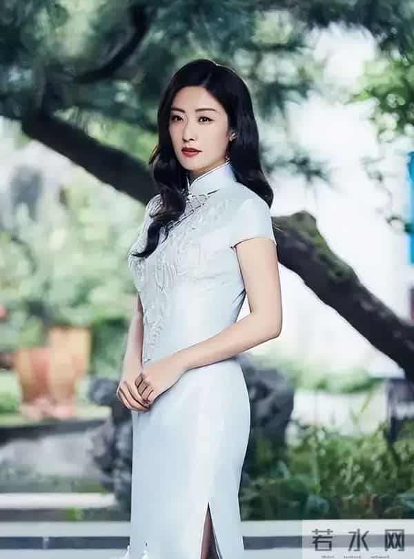 长得不够有星味,演了4次女一号也没红,如今42岁仍未婚