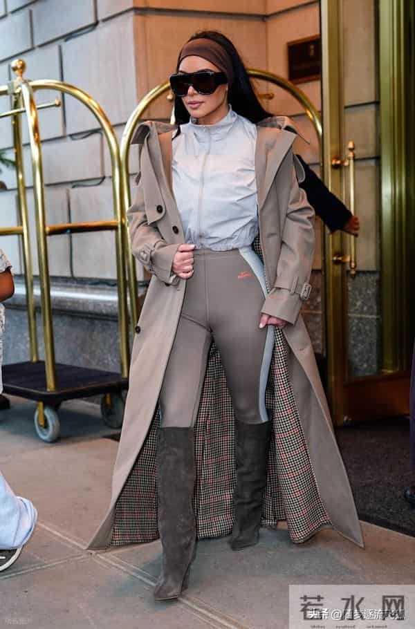 金-卡戴珊现身街头,身穿风衣搭配麂皮靴紧身裤时髦复古