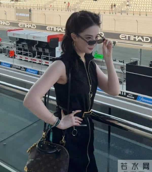 刘亦菲现身阿联酋，离开美颜滤镜，真实状态曝光，两条腿尤为吸睛