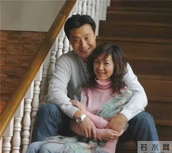 她陪他住7年地下室,他红后说:房子能换,老婆这辈子不换!