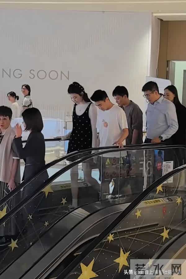 奚梦瑶陪丈夫婆婆逛商场,穿黑色背心裙小腹隆起,像怀孕三四个月