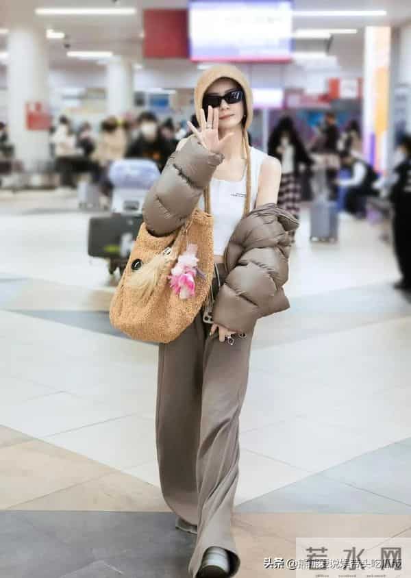 戚薇真是穿搭高手！短款羽绒服+阔腿裤+针织帽，时髦减龄又洋气！