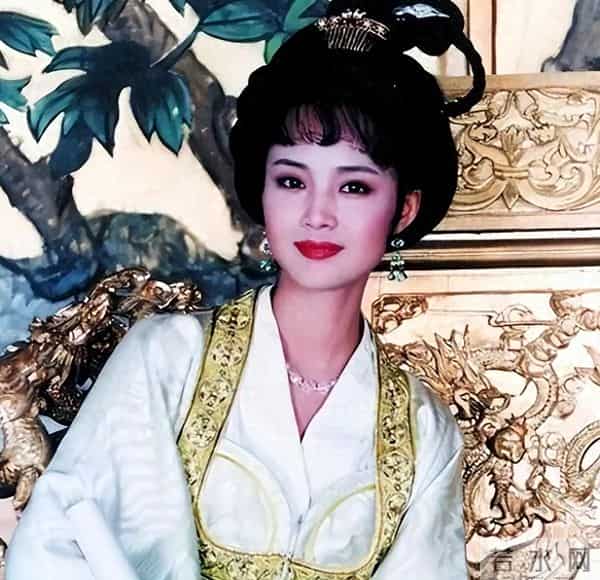 她长得太美被导演据为己有，同居27年无名无分，年仅63岁不治身亡