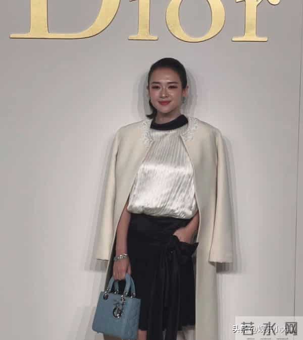 章子怡出席北京Dior之家开幕,穿米色长款外套,压轴出场大气漂亮