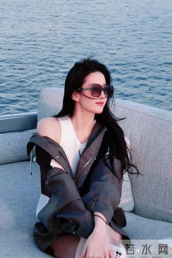 神仙姐姐刘亦菲身穿路易威登外套和短裙现身游艇，又御又酷！