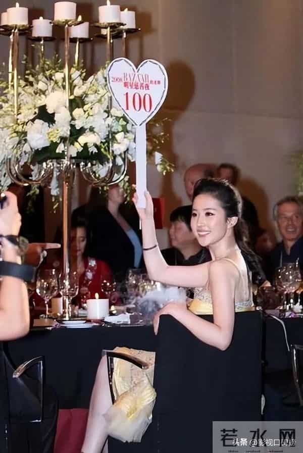 刘亦菲现身阿布扎F1赛车现场，穿一身名牌，妆容精致，颈纹很明显