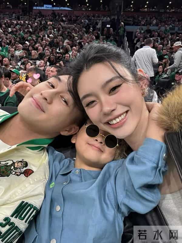 奚梦瑶凸肚疑似怀第三胎,与何猷君甜蜜现身,同行还有奶奶梁安琪