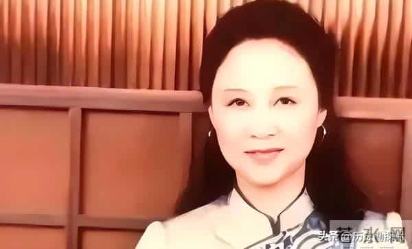 琼瑶和丈夫平鑫涛，在昆明石林旅游时，一张珍贵的合影，很浪漫