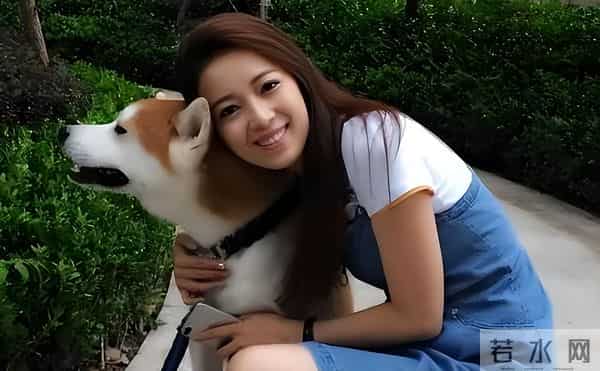 她曾是上海台主持人,如今在仓库打包卖水果,单身带儿子独自生活