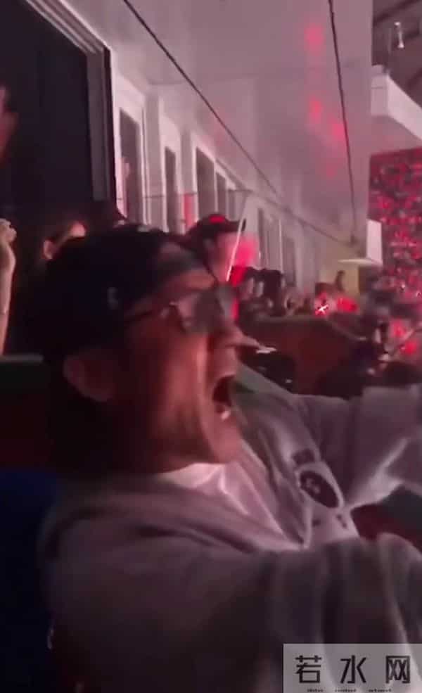 邱淑贞和昆凌坐一起看张学友演唱会，邱淑贞扎高马尾比昆凌漂亮！