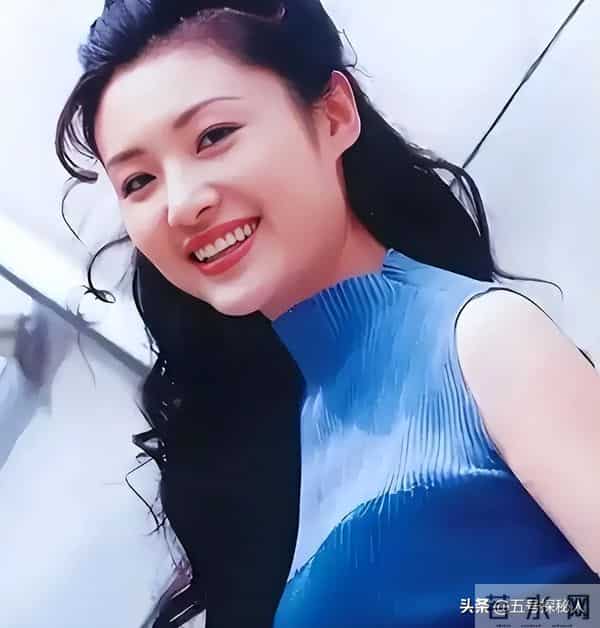 她“抛弃”前夫再嫁百亿富豪，从央视辞职8年，今56岁跨行当演员