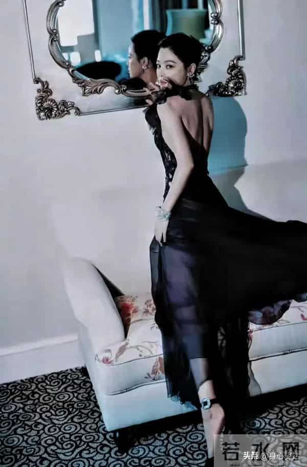 辛芷蕾穿搭惊艳，温柔慵懒美到犯规，原来是被角色耽误的时尚icon