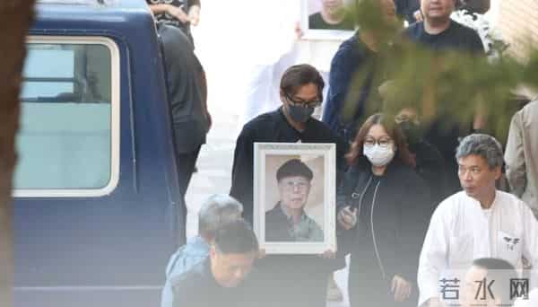 马国明父亲出殡！他手捧遗照神情哀伤，妻子汤洛雯陪伴左右