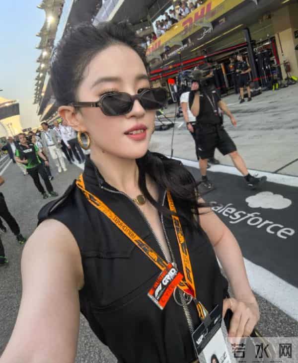 刘亦菲现身阿联酋，离开美颜滤镜，真实状态曝光，两条腿尤为吸睛