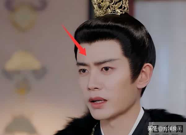 任嘉伦新剧上线就翻车,全程皱眉一星二星满屏飘,男配反倒成亮点