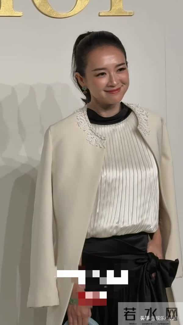 章子怡出席北京Dior之家开幕,穿米色长款外套,压轴出场大气漂亮