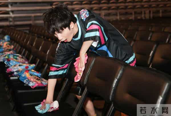 大张伟好会撒娇，与妻子坐飞机全程挽她手臂，刘迎体格比他大一圈