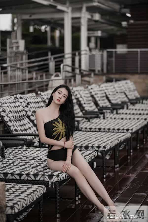 母其弥雅，黑色泳装，秀大长腿