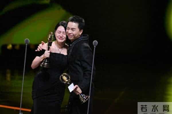 徐妈妈含泪收金钟奖杯「补上我的心」　小S坚强告白：我会继续前进