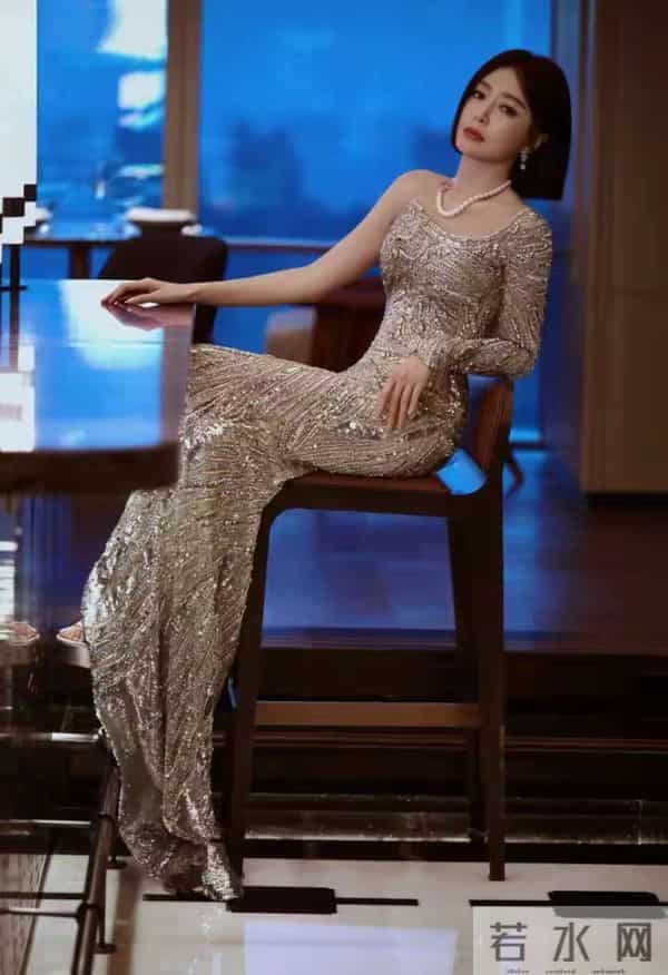 46岁秦岚太丰满,穿紧身打底衫都兜不住好身材,难怪直男都喜欢她