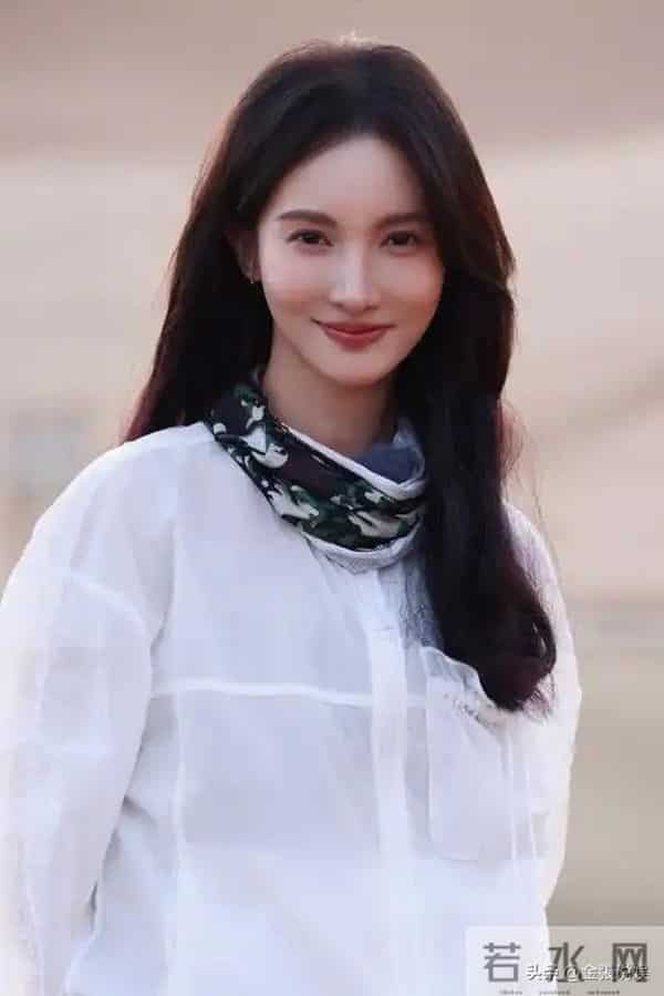 关系藏不住了？黄景瑜被曝有"新恋情"，金晨把腿放到他腿上！