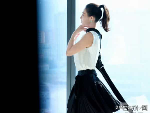 章子怡出席北京Dior之家开幕,穿米色长款外套,压轴出场大气漂亮