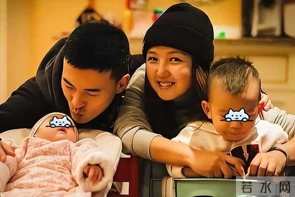 39岁何洁被嘲不忍直视, 腋下勒出副乳肚子三层肉, 养4个娃操劳疲惫