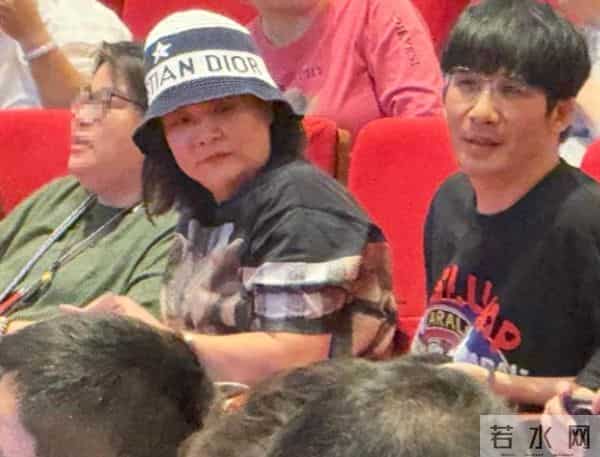 大张伟好会撒娇，与妻子坐飞机全程挽她手臂，刘迎体格比他大一圈