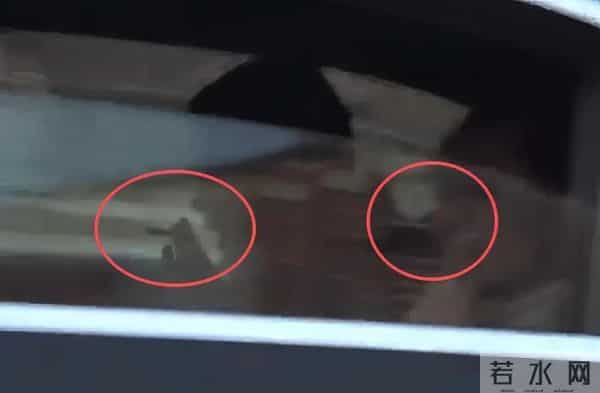 秦海璐和好友聚餐，和男友人握手分别老公不耐烦，上车叼烟好霸气