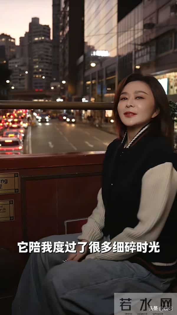 63岁关之琳最新穿搭：齐肩发+拼接上衣+阔腿裤，减龄时髦，像40岁