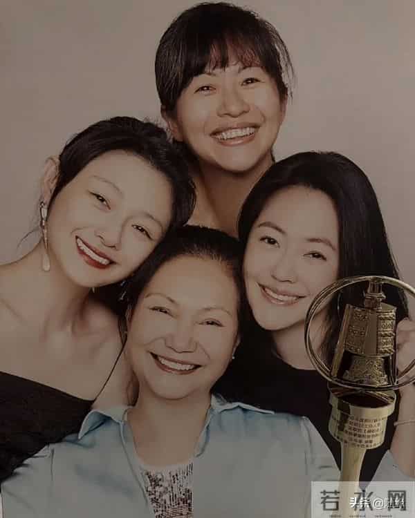 汪小菲搞麻六记五周年庆,小S送S妈礼物,大S遗像意外曝光