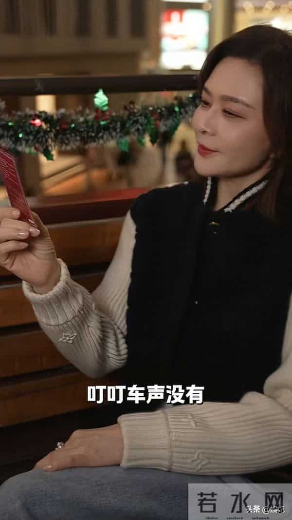 63岁关之琳最新穿搭：齐肩发+拼接上衣+阔腿裤，减龄时髦，像40岁