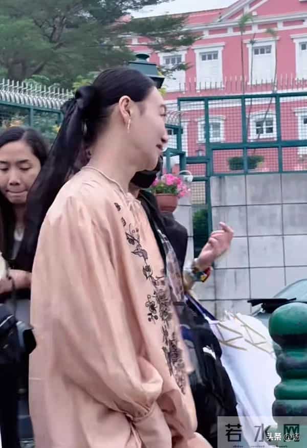 65岁惠英红澳门被偶遇，新中式连衣裙精美华丽，整体造型一言难尽