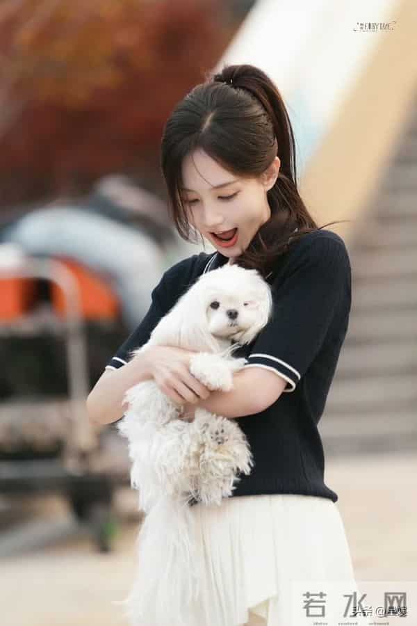 李一桐的上班日常,身着简约黑衫的她