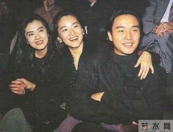 邱淑贞和昆凌坐一起看张学友演唱会，邱淑贞扎高马尾比昆凌漂亮！