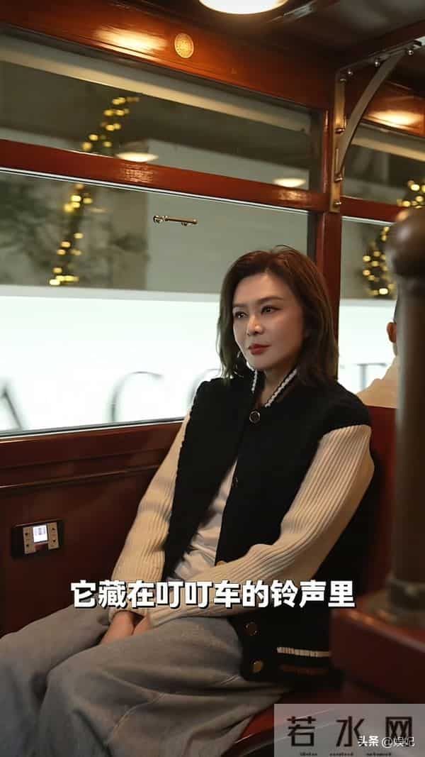 63岁关之琳最新穿搭：齐肩发+拼接上衣+阔腿裤，减龄时髦，像40岁